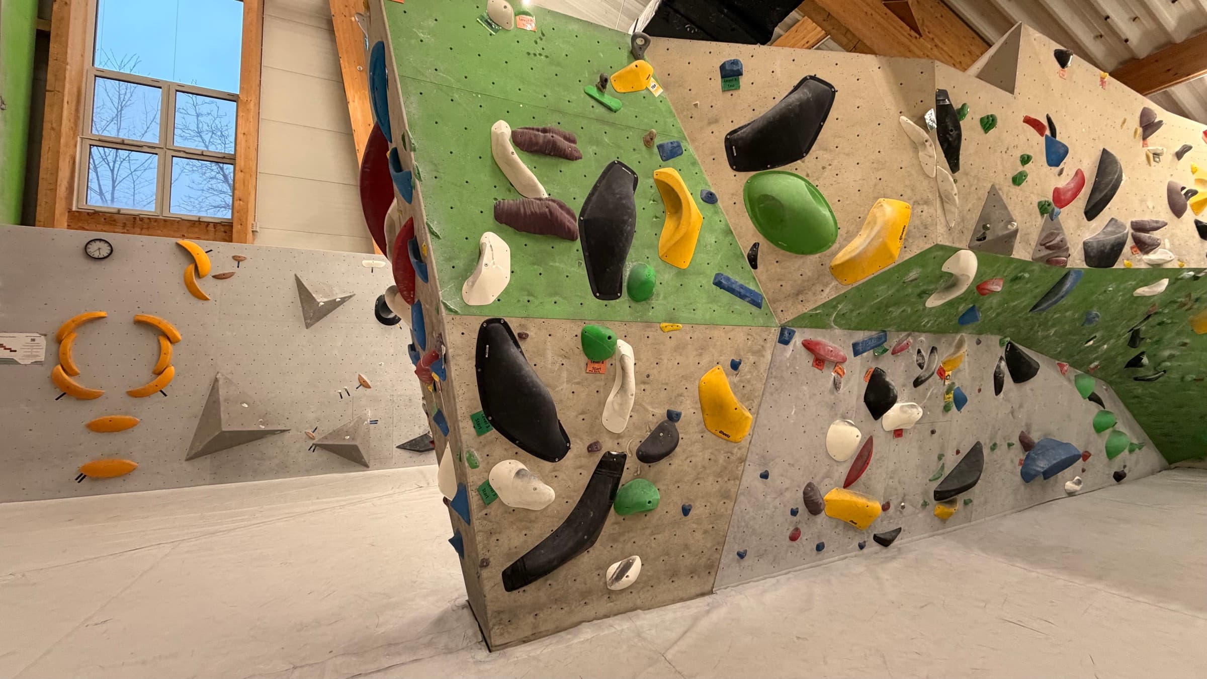 Boulderwand in der Kletterhalle Marswiese